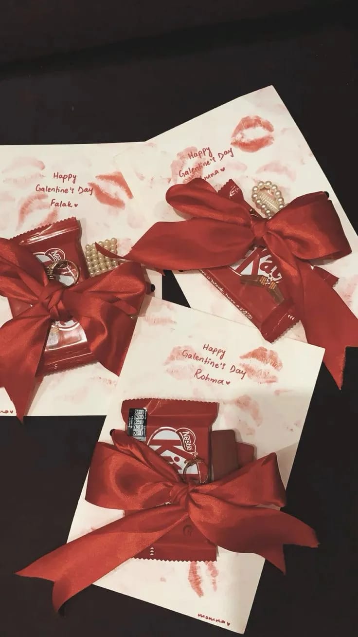The Galentine’s Kiss Card
